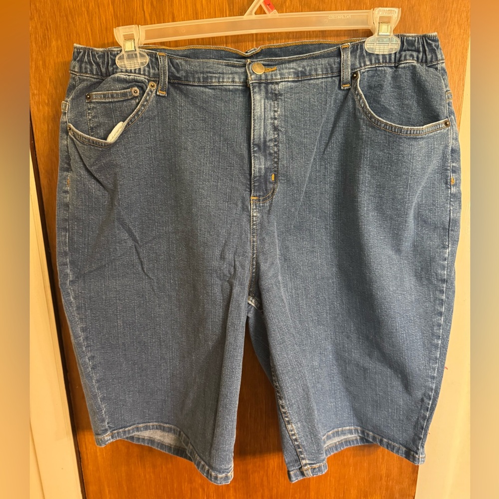 New With Tags Size 1X Denim & Co Medium Blue Bermuda Shorts, 5 Pocket Design
